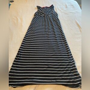 V-neck maxi maternity dress